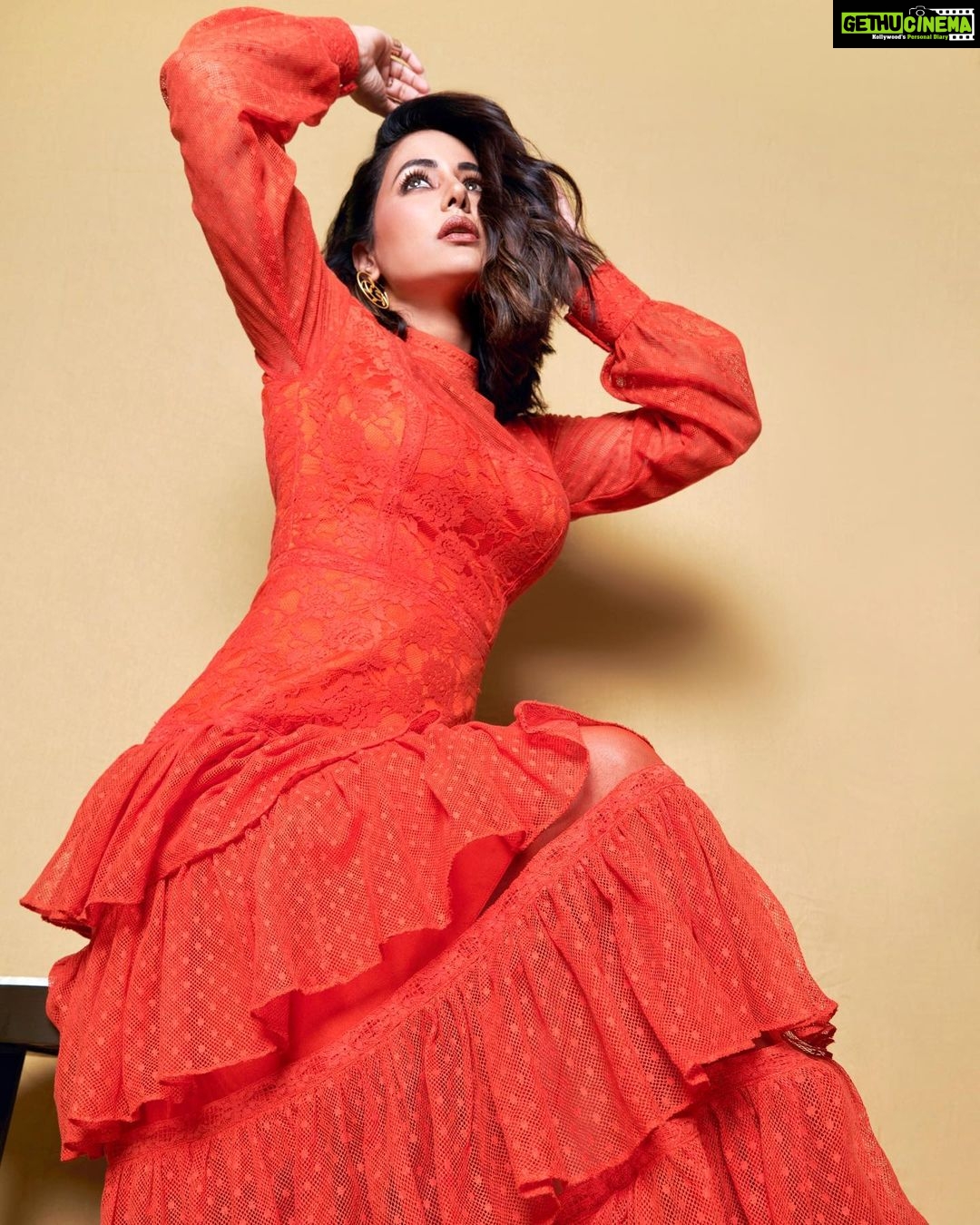 Hina Khan Instagram - Hello Summer! 🧡 Outfit : @worldofasra Glamsquad @hairbydrishya @darenmemonofficial 📸 @visualaffairs_va