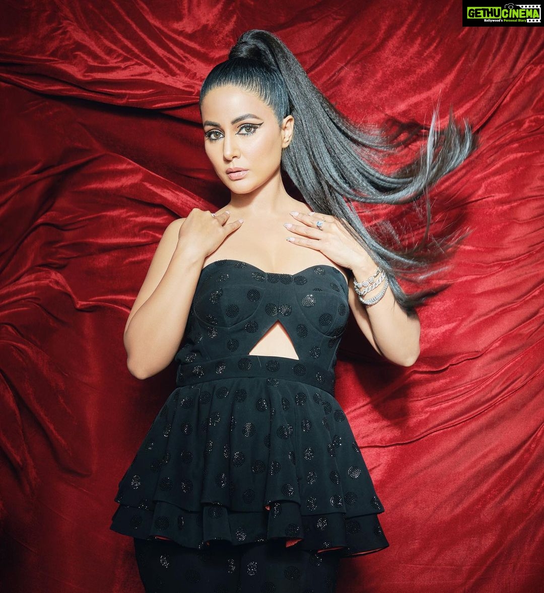Hina Khan Instagram - Just Queeenin 👸 That fabulous hair flip and tht stare though 🖤🤍