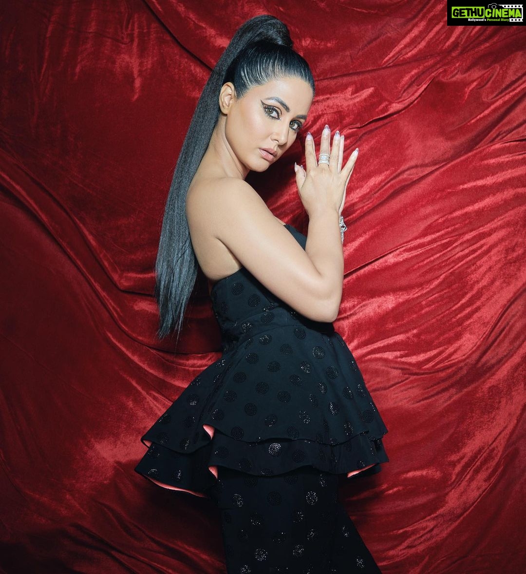 Hina Khan Instagram - Just Queeenin 👸 That fabulous hair flip and tht stare though 🖤🤍