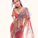 Hina Khan Instagram - 🌺 . Cover girl for @azafashions Outfit: @aisharaoofficial Neckpiece: @renuoberoiluxuryjewellery Ring: @goenkaindia Editor: @devanginishar Photographer: @rahuljhangiani Interview: @sreemita_bhattacharya Styled by: @sayali_vidya Makeup: @sachinmakeupartist1 Hairstyling: @arbazshaikh6210 Talent management : @stellaartalent