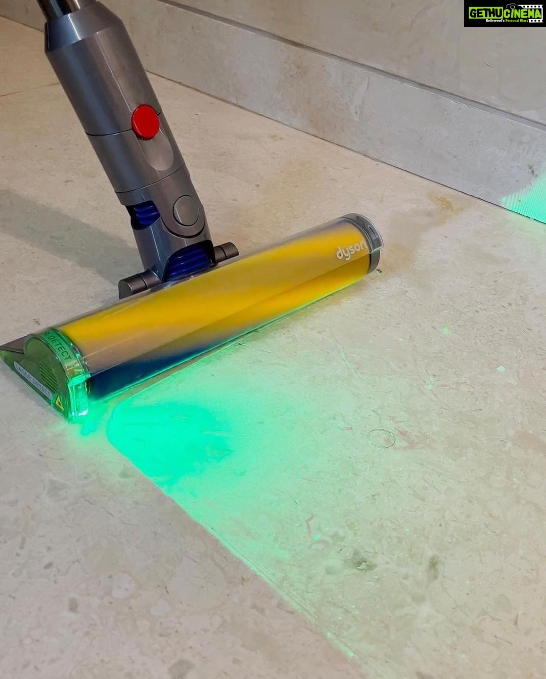 Hina Khan Instagram - Dyson never fails to surprise me with their technology - @dyson_india V12 detect slim Vacuum. This laser light is definitely the coolest addition to the vacuum and makes cleaning super convenient #DysonIndia #DysonV12 #DysonHome #Gifted