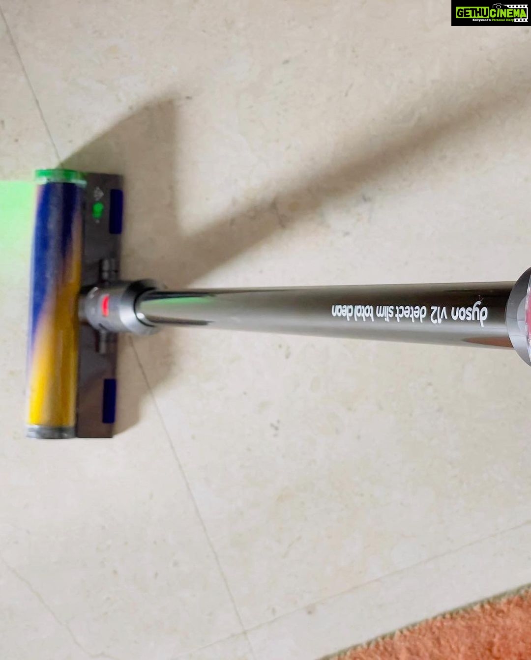 Hina Khan Instagram - Dyson never fails to surprise me with their technology - @dyson_india V12 detect slim Vacuum. This laser light is definitely the coolest addition to the vacuum and makes cleaning super convenient #DysonIndia #DysonV12 #DysonHome #Gifted