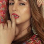 Huma Qureshi Instagram - Free Spirit #gratitude #love #freedom #bliss #joy #carefree Styled by: @mohitrai with @harshitasamdariya @teammrstyles Outfit: @anamikakhanna.in Jewels: @creyons_ Makeup Artist: @krisann.figueiredo.mua Hairstylist: @rakshandairanimakeupandhair Photography: @kadamajay