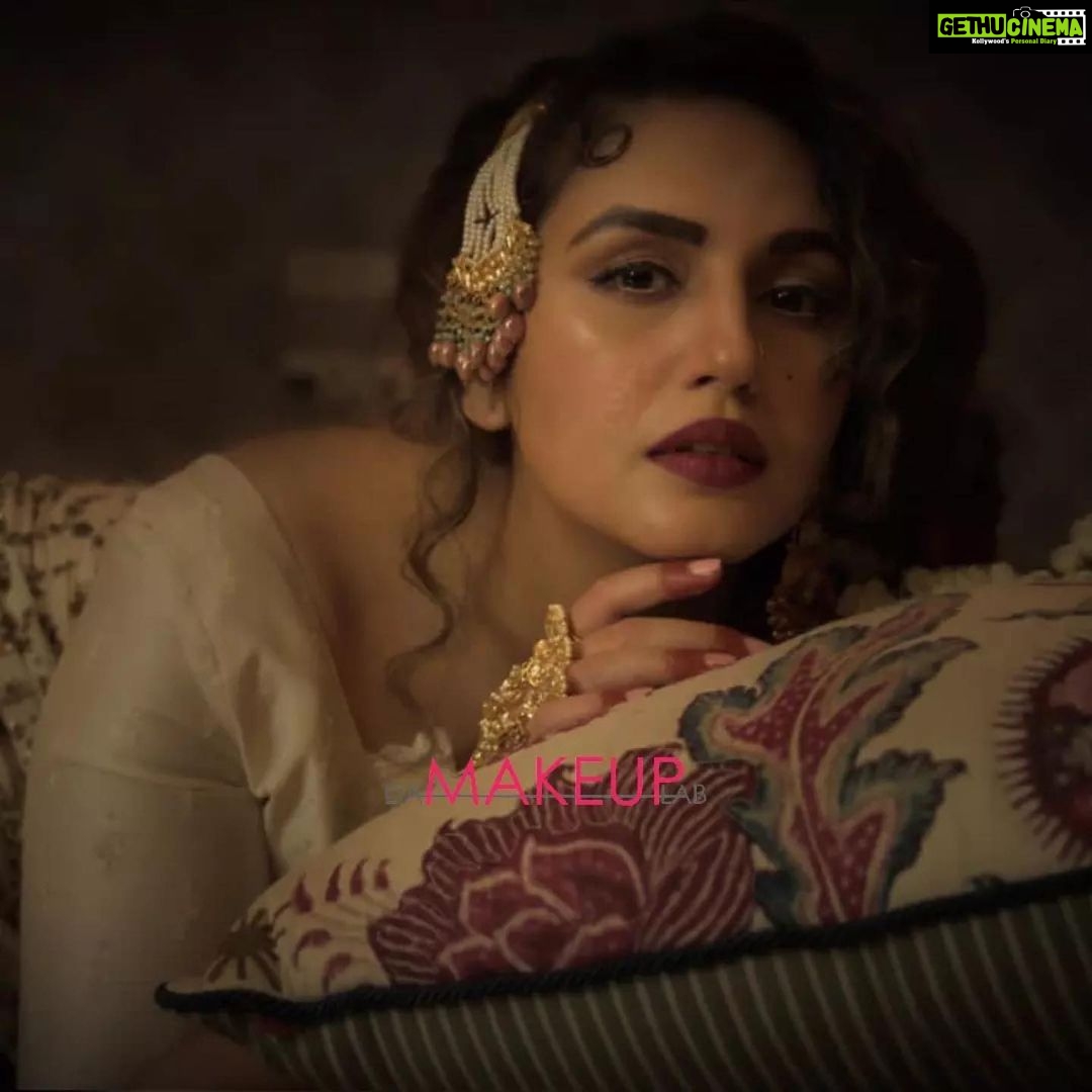 Huma Qureshi Instagram - Images from the look test of #Shikayat from #Gangubai .. The magician that is #SanjayLeelaBhansali .. thank you @sudeepchatterjee.isc @preetisheel @mrsheetalsharma who made me look sooo good and @iamkrutimahesh and all the dancers for making this Qawaali come alive ❤️🥰💥🧿 You all are amazing #love #gratitude Thank you for all the love ❤️ #bts #looktest #black or #white