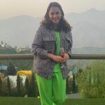 Isha Koppikar Instagram - It’s always so special for me when the daughter captures me! Rianna loves being in front of the camera and behind it too. Ps - that is some watermelon juice 🍉 #ishakoppikarnarang #family #holiday #famjam #familytime #morningviews #morning #incredibleindia