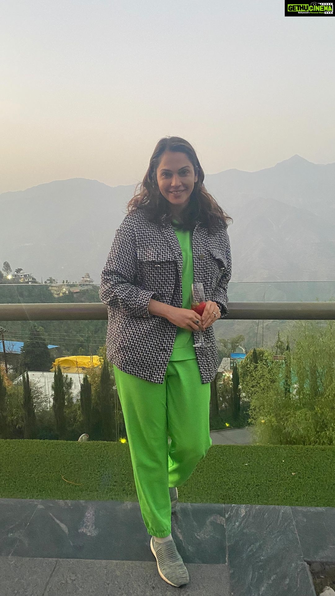 Isha Koppikar Instagram - It’s always so special for me when the daughter captures me! Rianna loves being in front of the camera and behind it too. Ps - that is some watermelon juice 🍉 #ishakoppikarnarang #family #holiday #famjam #familytime #morningviews #morning #incredibleindia