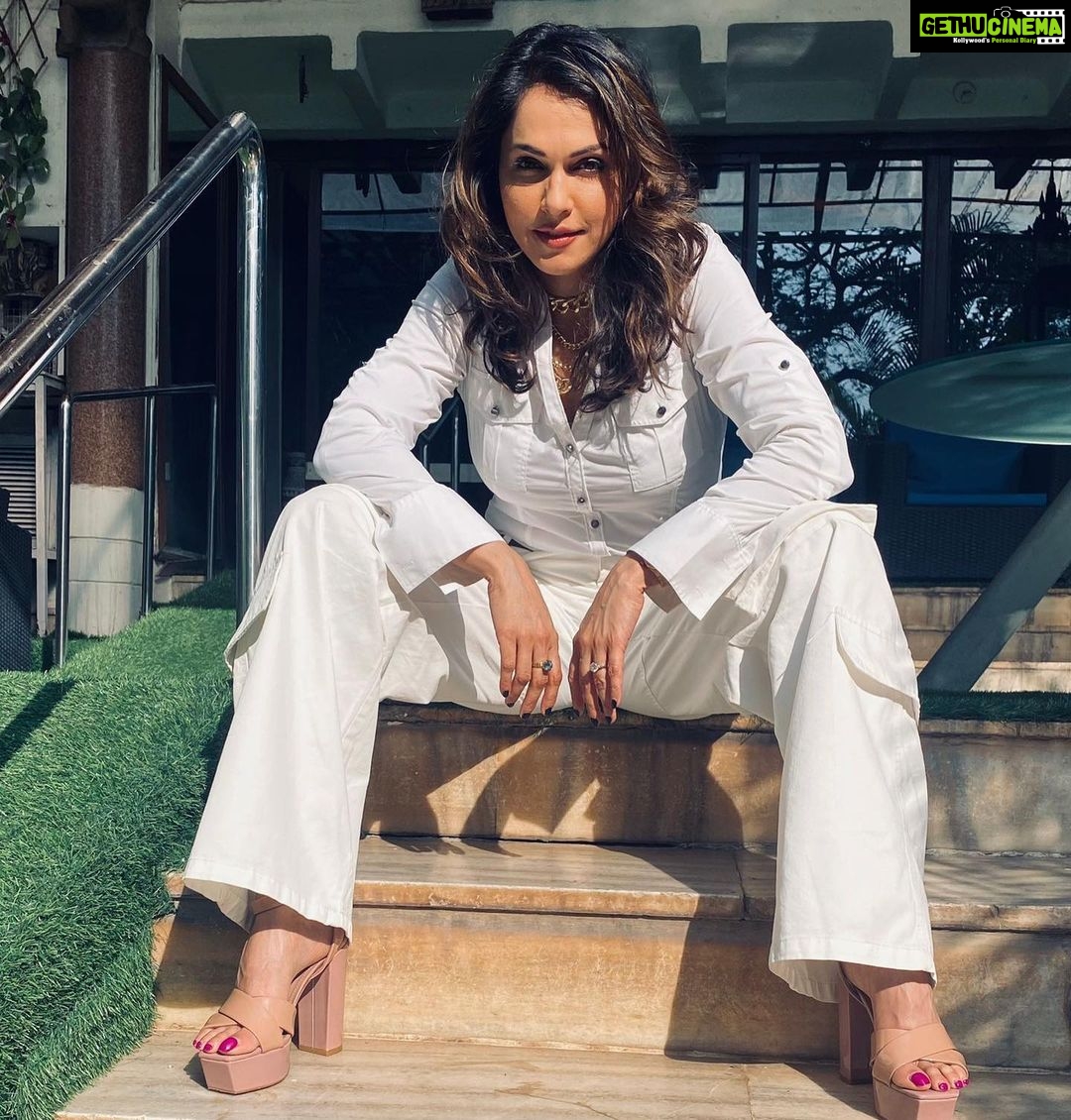Isha Koppikar Instagram - Beating the summer blues with white 🤍 #ishakoppikarnarang #ootd #summervibes #summeroutfit #whiteonwhite #summertime #vibes #newweek #newenergy #fashion #style #styling #fashiongram Mumbai, Maharashtra
