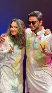 Isha Koppikar Instagram - Mauka milan ka kahan roz aaye 🔥 Happy Holi to all you 💙💚💛🧡❤️💜🤍 #ishakoppikar #melvinlouis #reels #reelitfeelit #dance #groove #happyholi #holimagic #peacetoall