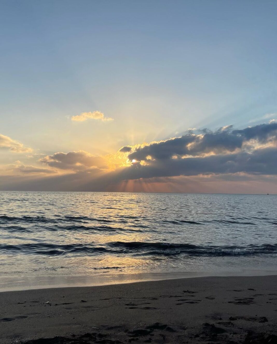 Isha Talwar Instagram - Maldives?? Nah! #Versovabeach #Sunsets #home