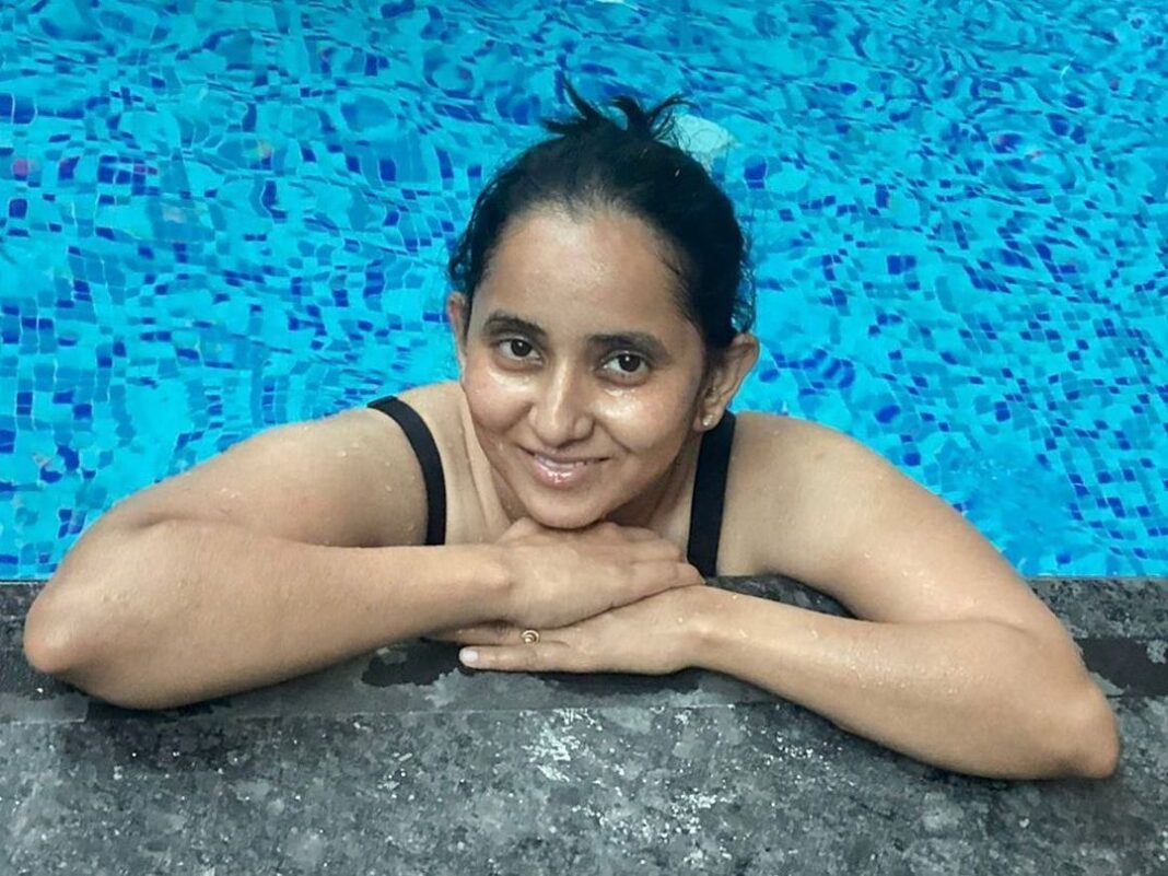 Ishika Singh Instagram - An arrow can only be shot by pulling it backward. So when life is dragging you back with difficulties, it means that it’s going to launch you into something great. So just focus, and keep aiming. – Paulo Coelho #goodmorning #paulocoelho #lifequotes #positivevibes #positivity #swimmingfun #summervibes #summertime #funtimes #positivity #lifegoeson #momlife #movingon #mommy
