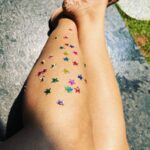 Ishika Singh Instagram - Work of art 🖼 by my two year old and this time her mommy’s legs are her canvas . #pari #girlswithtattoos #motherlove #motherdaughter #daughterlove #twoyearsold #tattooart #naughtybaby #stickersart #babygirl #babyartist #babyart #canvas #sunshine #sunkissed #legtattoo #pariopari #innocenseofachild