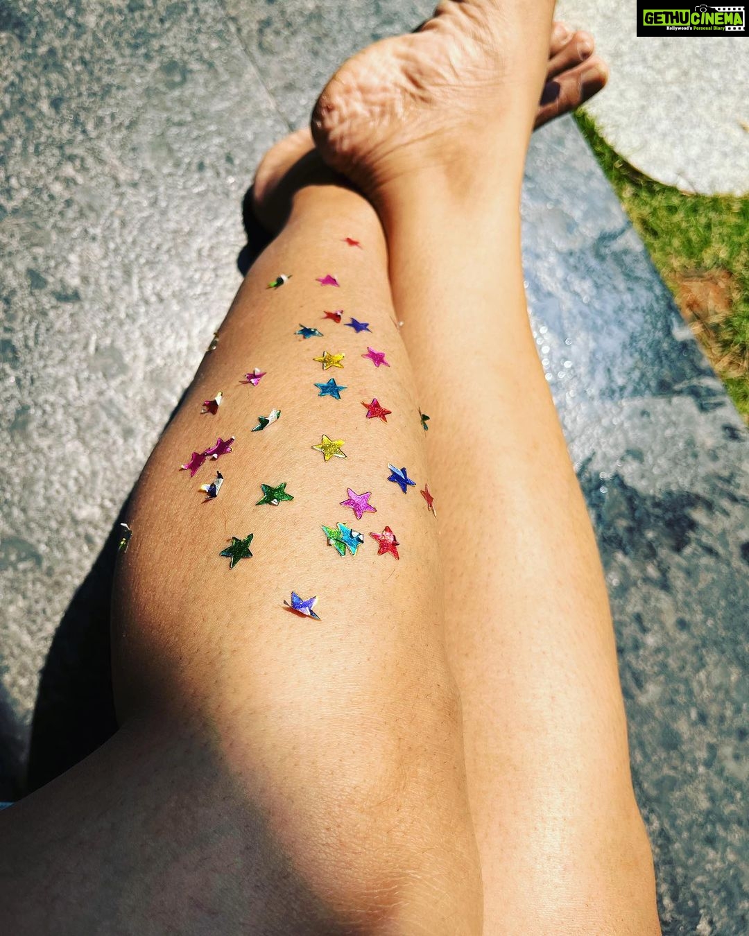 Ishika Singh Instagram - Work of art 🖼 by my two year old and this time her mommy’s legs are her canvas . #pari #girlswithtattoos #motherlove #motherdaughter #daughterlove #twoyearsold #tattooart #naughtybaby #stickersart #babygirl #babyartist #babyart #canvas #sunshine #sunkissed #legtattoo #pariopari #innocenseofachild