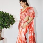 Jacqueline Fernandez Instagram - Day 2 for Sophie❤️ #promotions #bachanpanday 💄 - @shaanmu 👚 - @chandiniw @stacey.cardoz 👱‍♀️- @hairstylist_madhav 📸 - @leroifoto 🎥 - @thegxco @popmercy @sam_debroy