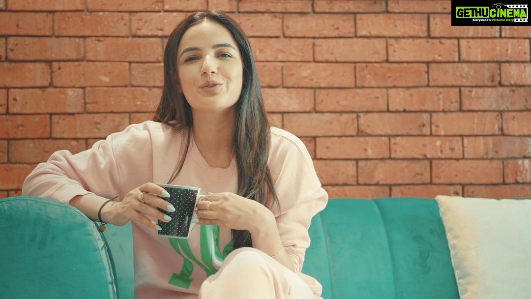 Jasmin Bhasin Instagram - Finally being able live in my ‘own’ home, it has been a rewarding experience working hard towards this childhood dream of mine! Putting together my first home, I derived inspiration with my Rajasthani roots that translated to vibrant color pops in my entire home including the home décor and furniture. My absolute favorite space in my new home has to be my cozy sofa from @hometownindia where I can just unwind after a long day, it really completes my home. #MakeSpaceForNew #HomeTalesByHometown