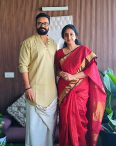 Jayasurya Instagram - Maha shivarathri wishes 🤍🤍 @sarithajayasurya @sarithajayasurya_designstudio @anandhuthankachan__ 🤳