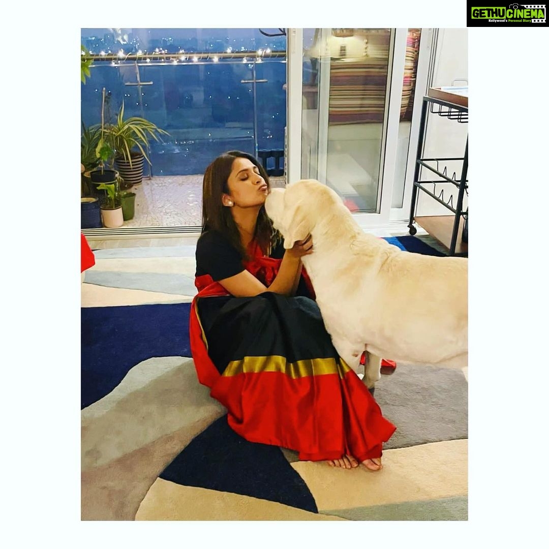 Jennifer Winget Instagram - Six yards ahead of my day!