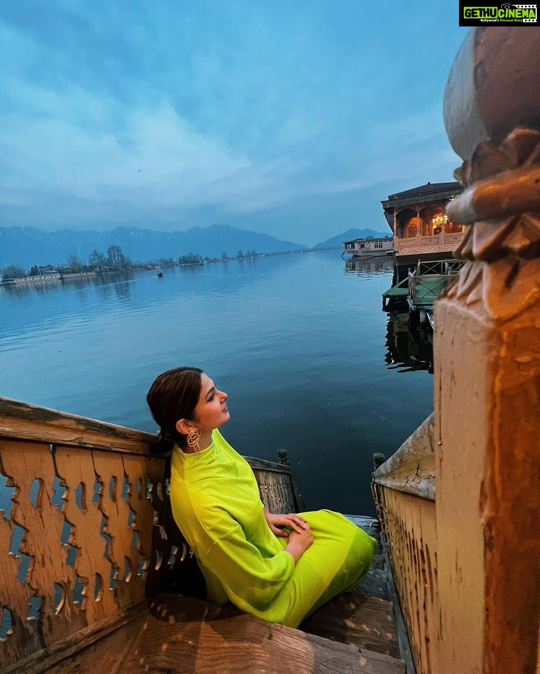 Jennifer Winget Instagram - Ek Dozen….Million 💭