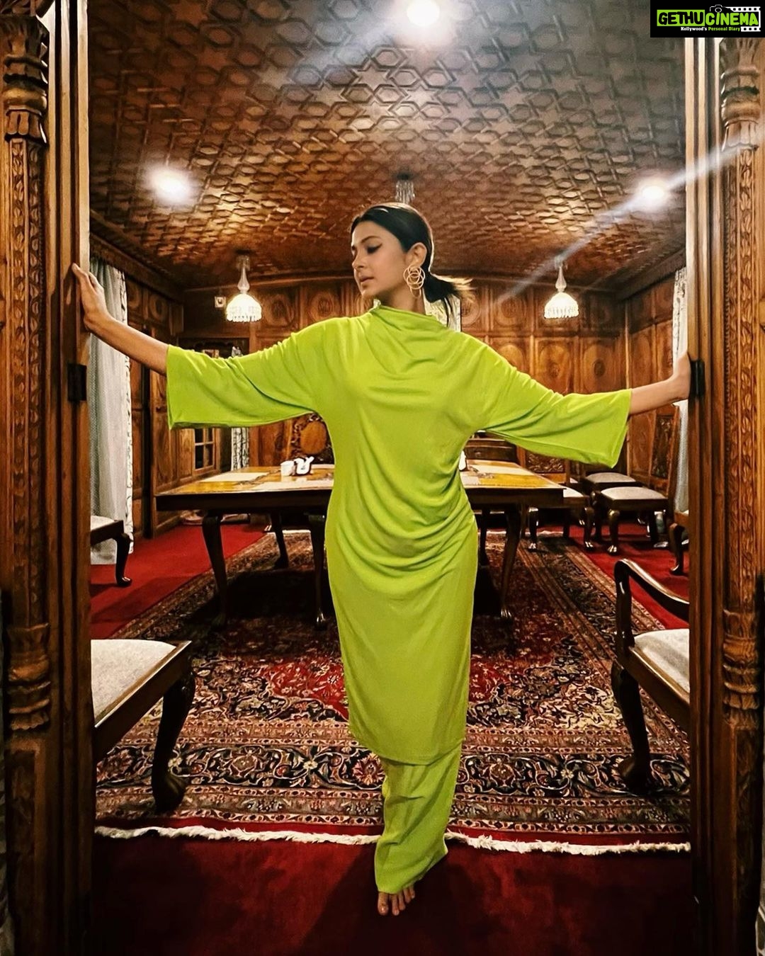 Jennifer Winget Instagram - Instagram’s doing a number on me….Again!! But 12 Million sure has a nice ring to it.✨