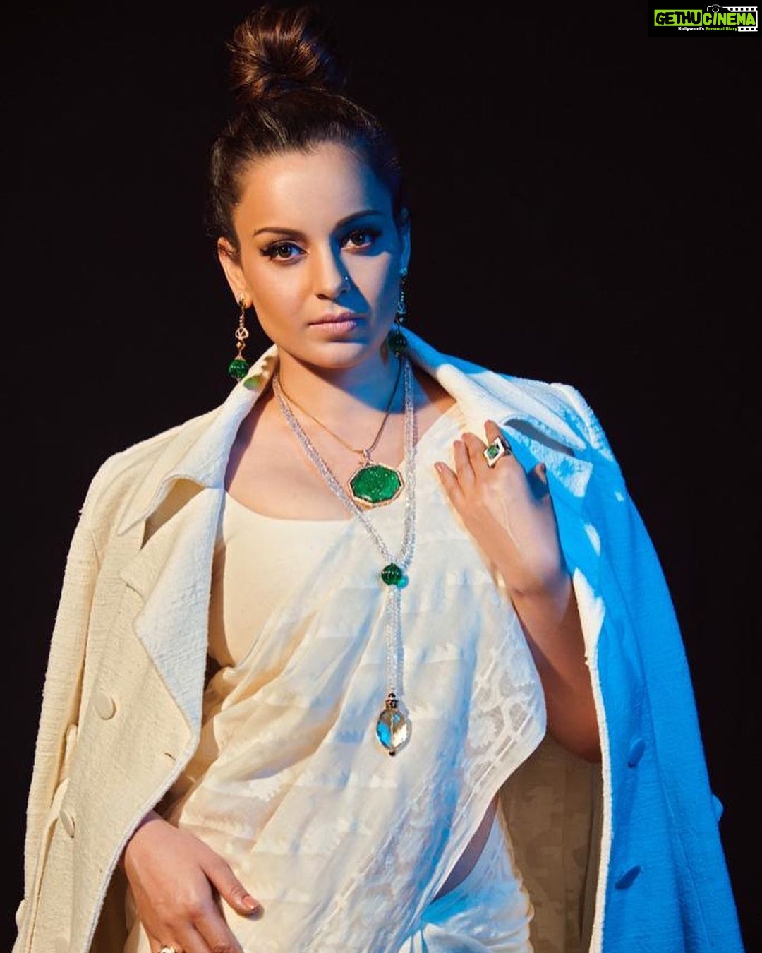 Kangana Ranaut Instagram - To be truly global one has to be truly local first 🇮🇳 Khadi can be hope for entire world which is struggling with the pollution from the fashion industry …. Millions of Tons of synthetic fabric is thrown in the ocean every year and fashion industry wastes are destroying soil, air and water equally… Khadi an organic and environment friendly fabric is the ultimate resolution the world is seeking… Let’s guide the world and explore the true genius of Bharata 🇮🇳 Was an honour to represent @kvicindia Jai Hind