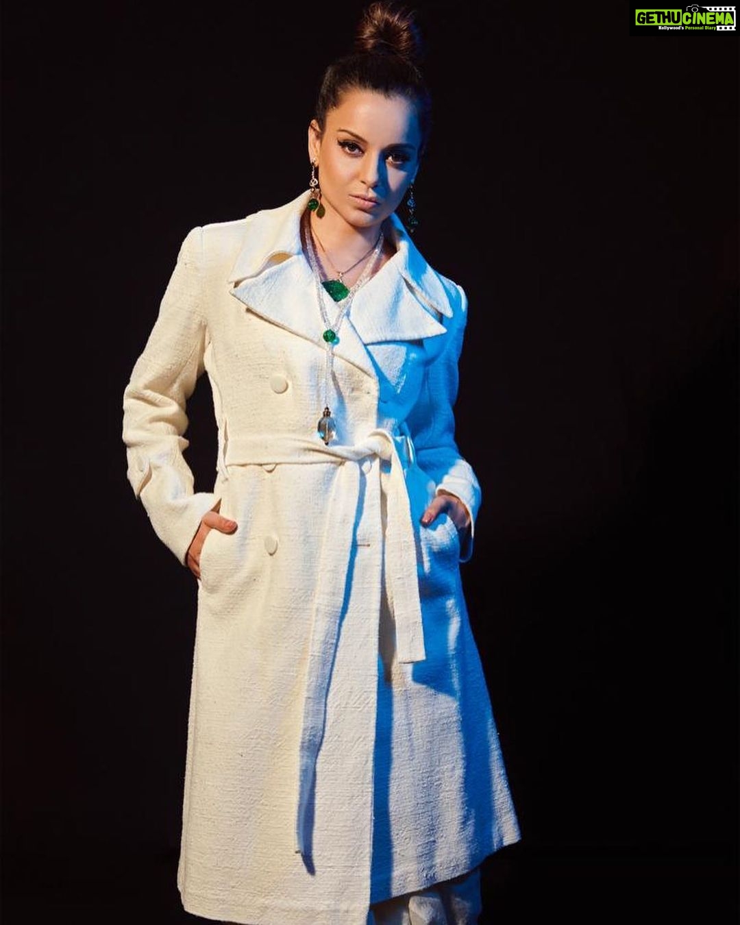Kangana Ranaut Instagram - To be truly global one has to be truly local first 🇮🇳 Khadi can be hope for entire world which is struggling with the pollution from the fashion industry …. Millions of Tons of synthetic fabric is thrown in the ocean every year and fashion industry wastes are destroying soil, air and water equally… Khadi an organic and environment friendly fabric is the ultimate resolution the world is seeking… Let’s guide the world and explore the true genius of Bharata 🇮🇳 Was an honour to represent @kvicindia Jai Hind