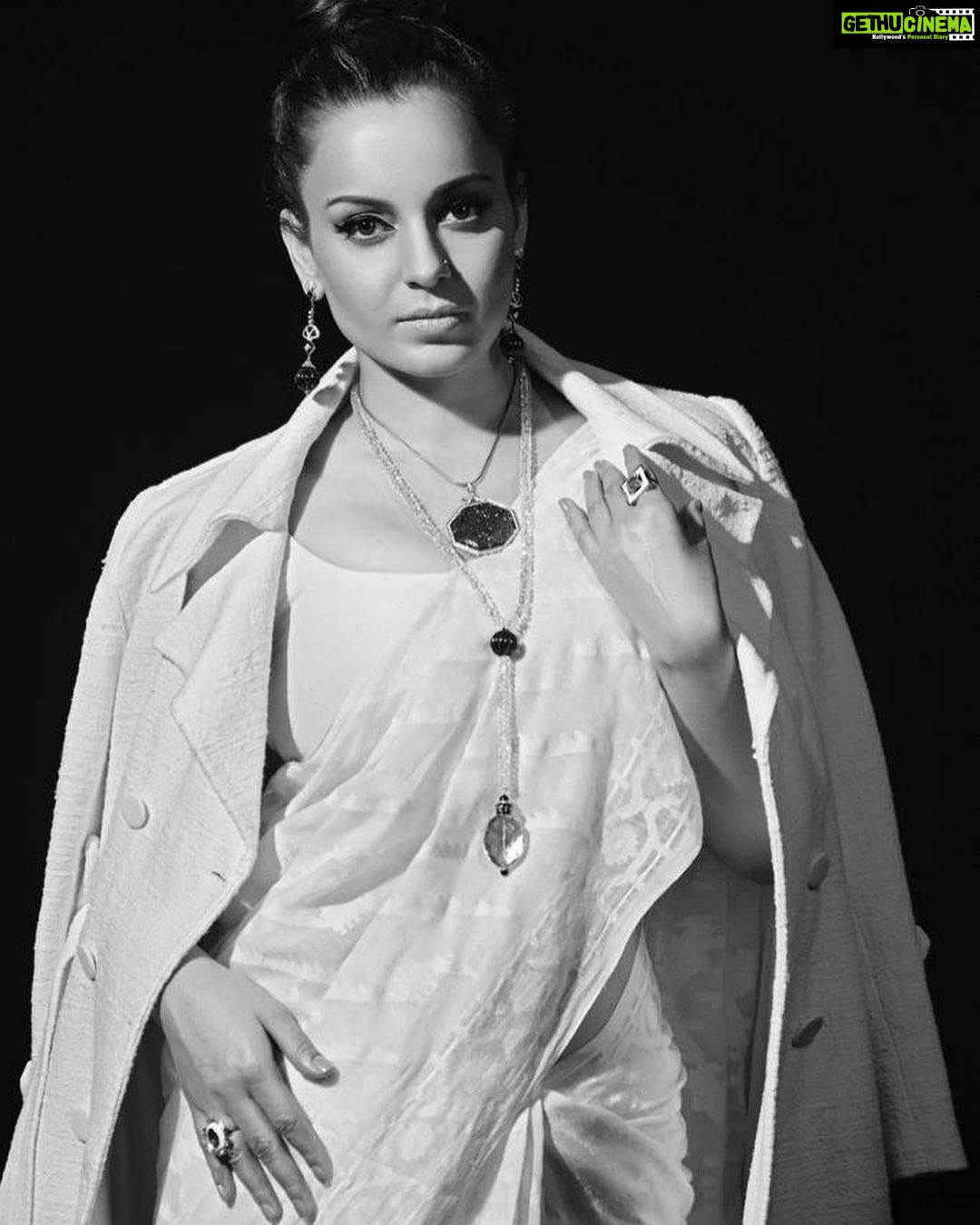 Kangana Ranaut Instagram - To be truly global one has to be truly local first 🇮🇳 Khadi can be hope for entire world which is struggling with the pollution from the fashion industry …. Millions of Tons of synthetic fabric is thrown in the ocean every year and fashion industry wastes are destroying soil, air and water equally… Khadi an organic and environment friendly fabric is the ultimate resolution the world is seeking… Let’s guide the world and explore the true genius of Bharata 🇮🇳 Was an honour to represent @kvicindia Jai Hind