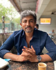 Karthik Kumar Instagram - It’s been a journey to get to being happy while being myself… it means knowing myself and knowing my ‘happy’. 
To share with you my new show means sharing with you the most meaningful and happiest part of me. 
To make you laugh, make you feel and make you think, is the greatest privilege I enjoy as an Artist. 
#Mansplaining coming soon❤️. 
Tester show link in my Bio!