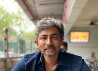 Karthik Kumar Instagram - It’s been a journey to get to being happy while being myself… it means knowing myself and knowing my ‘happy’. To share with you my new show means sharing with you the most meaningful and happiest part of me. To make you laugh, make you feel and make you think, is the greatest privilege I enjoy as an Artist. #Mansplaining coming soon❤️. Tester show link in my Bio!