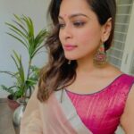 Keerthi shanthanu Instagram – Kiki…keeping it simple 🥰
🌺
This lovely saree & colour combo😍
thanxxx much #mariazeena mam @_.aj09_  for this lovely bday gift❤️

#saree #simple #kiki