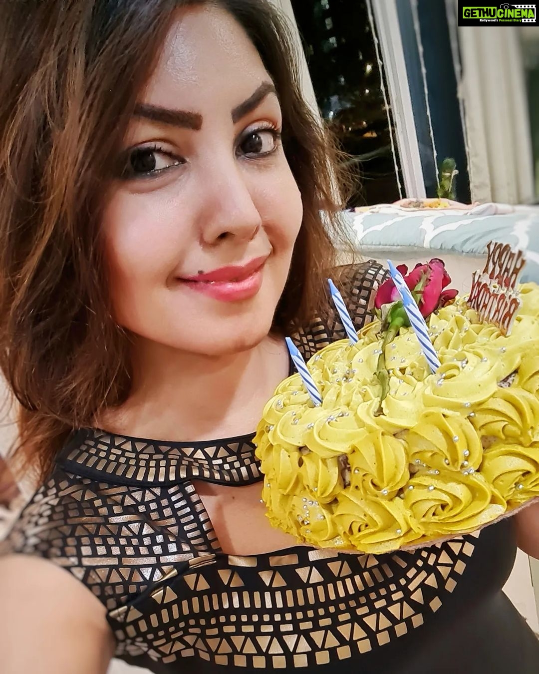 Komal Jha Instagram - ......When A Fellow Pisces ♓️ Bakes For Another Pisces ♓️ ~ Creativity & Love ❤️ Flows ~ Effortlessly ~ 🌠🎂🥳🥰 Thank You Riddhi 😘 & Yash 🤗! Hi Guys !!! So , @cake_ache_ just sent over this cake & other delicacies for my birthday . Combination of coffee with caramel is to die for 😋🙈!! I bet you do not wanna miss this bakehouse that serves to treat all your ACHES by spreading four- lettered smile,CAKE! Get 10%Off By using Code :- KOMALJHA