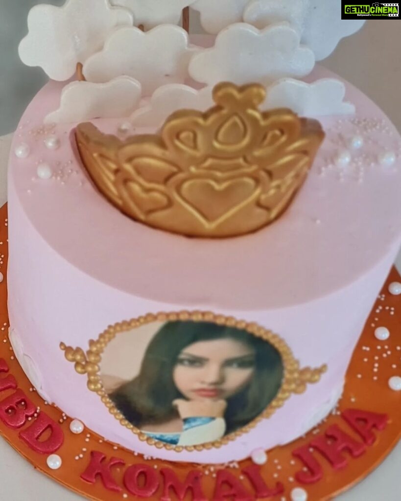 Komal Jha Instagram - @bakemycake_mumbai ❤️ Salaam~Waaley ~Kum Thank you Aejaz and Abdulla & bake my cake team for this lovely cake and guys if you want to order any kind of cake then do reach out to them Delivery available all over mumbai. Luv KJ 👑 Kya Karoge Location Janke