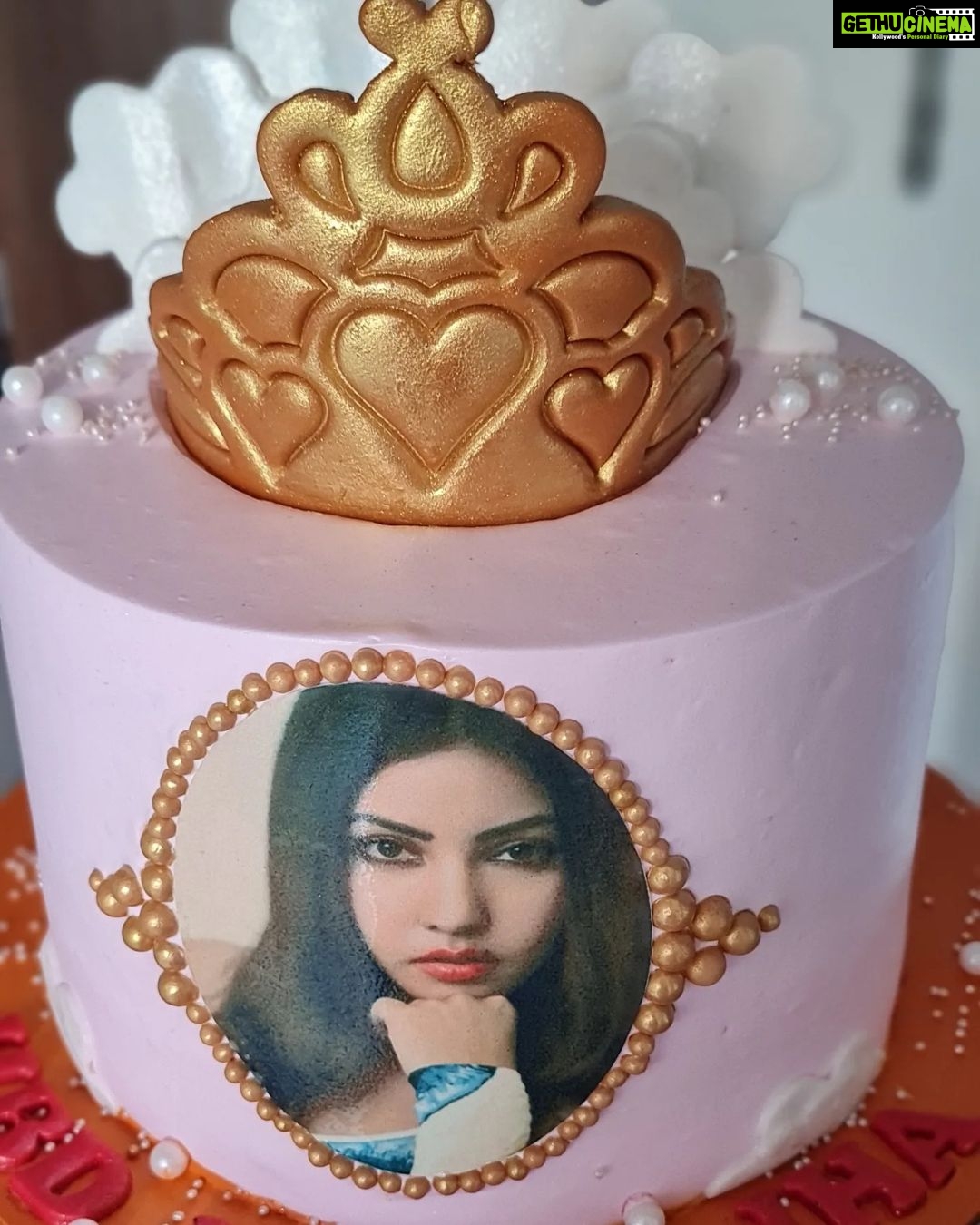 Komal Jha Instagram - @bakemycake_mumbai ❤️ Salaam~Waaley ~Kum Thank you Aejaz and Abdulla & bake my cake team for this lovely cake and guys if you want to order any kind of cake then do reach out to them Delivery available all over mumbai. Luv KJ 👑 Kya Karoge Location Janke
