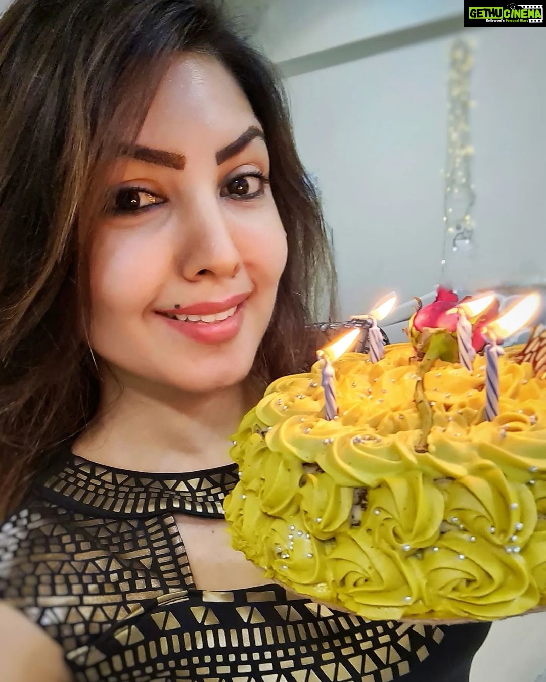 Komal Jha Instagram - ......When A Fellow Pisces ♓️ Bakes For Another Pisces ♓️ ~ Creativity & Love ❤️ Flows ~ Effortlessly ~ 🌠🎂🥳🥰 Thank You Riddhi 😘 & Yash 🤗! Hi Guys !!! So , @cake_ache_ just sent over this cake & other delicacies for my birthday . Combination of coffee with caramel is to die for 😋🙈!! I bet you do not wanna miss this bakehouse that serves to treat all your ACHES by spreading four- lettered smile,CAKE! Get 10%Off By using Code :- KOMALJHA