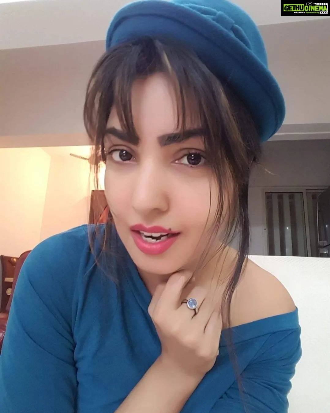Komal Jha Instagram - Assume a caption just like you assume everything else about, Me😉