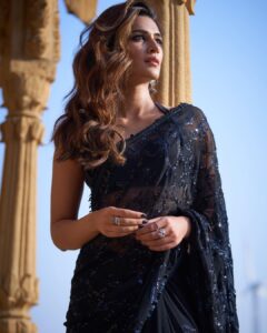 Kriti Sanon Instagram - Meri jaan meri jaan..
Meri Geeta te Quran.. 🖤🤍
🎶 #BachchhanPaandey #merijaanmerijaan 

Song link in BIO..