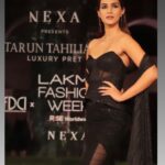 Kriti Sanon Instagram - Back on the ramp after ages.. Some black 🖤🖤 Lots of Drama 💃🏻 @taruntahiliani for @fdciofficial @lakmefashionwk