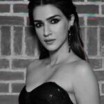 Kriti Sanon Instagram - Back on the ramp after ages.. Some black 🖤🖤 Lots of Drama 💃🏻 @taruntahiliani for @fdciofficial @lakmefashionwk