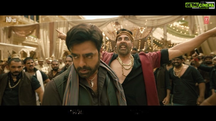 Kriti Sanon Instagram - Been obsessed with this song for a year now!! Heartbreak anthem of the year, but this one youโd wanna dance on too! ๐๐๐ป #SaareBoloBewafa, song out now Holi pe Goli๐ฅ๐ฅ #SajidNadiadwala's #BachchhanPaandey directed by @farhadsamji @akshaykumar @jacquelinef143 @arshad_warsi #AbhimanyuSingh @khan_aroosa6 @ssantoshshukla @wardakhannadiadwala @nadiadwalagrandson @tseries.official #BhushanKumar @ganeshacharyaa @bpraak @jaani777 @azeemdayani