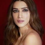 Kriti Sanon Instagram - The only things i smoke are my eyes 🖤🖤 👀👀