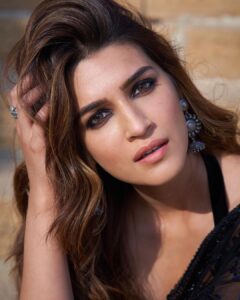 Kriti Sanon Instagram - Meri jaan meri jaan..
Meri Geeta te Quran.. 🖤🤍
🎶 #BachchhanPaandey #merijaanmerijaan 

Song link in BIO..