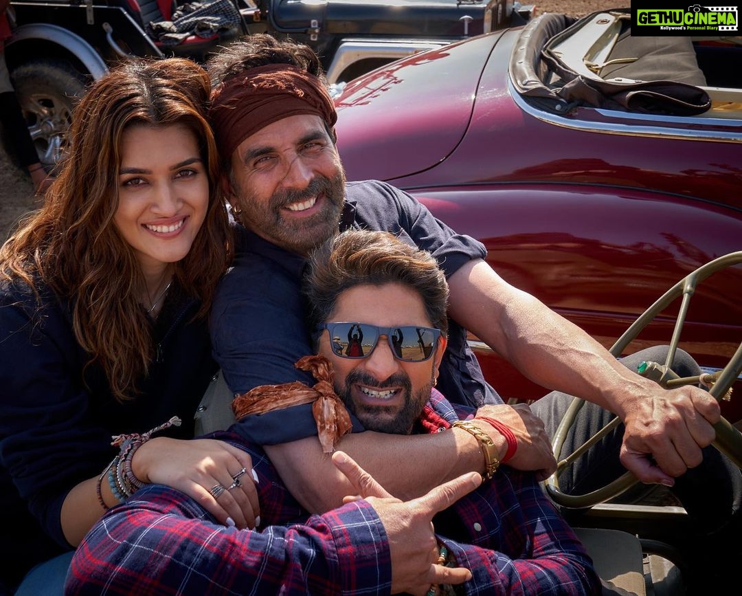 Kriti Sanon Instagram - Going down the memory lane.. BTS Dump! #BachchhanPaandey What a blast we had shooting this film. One of my most fun film schedules.. š„³š I guess that reflects on screen eventually š¤Ŗš @akshaykumar @nadiadwalagrandson @farhadsamji @arshad_warsi @pankajtripathi @wardakhannadiadwala