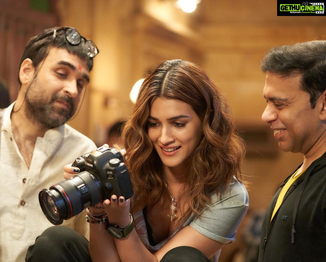 Kriti Sanon Instagram - Going down the memory lane.. BTS Dump! #BachchhanPaandey What a blast we had shooting this film. One of my most fun film schedules.. š„³š I guess that reflects on screen eventually š¤Ŗš @akshaykumar @nadiadwalagrandson @farhadsamji @arshad_warsi @pankajtripathi @wardakhannadiadwala
