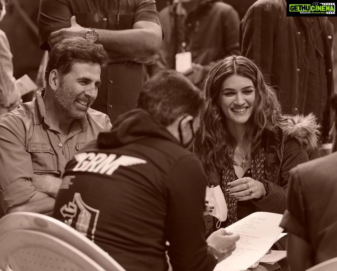 Kriti Sanon Instagram - Going down the memory lane.. BTS Dump! #BachchhanPaandey What a blast we had shooting this film. One of my most fun film schedules.. š„³š I guess that reflects on screen eventually š¤Ŗš @akshaykumar @nadiadwalagrandson @farhadsamji @arshad_warsi @pankajtripathi @wardakhannadiadwala