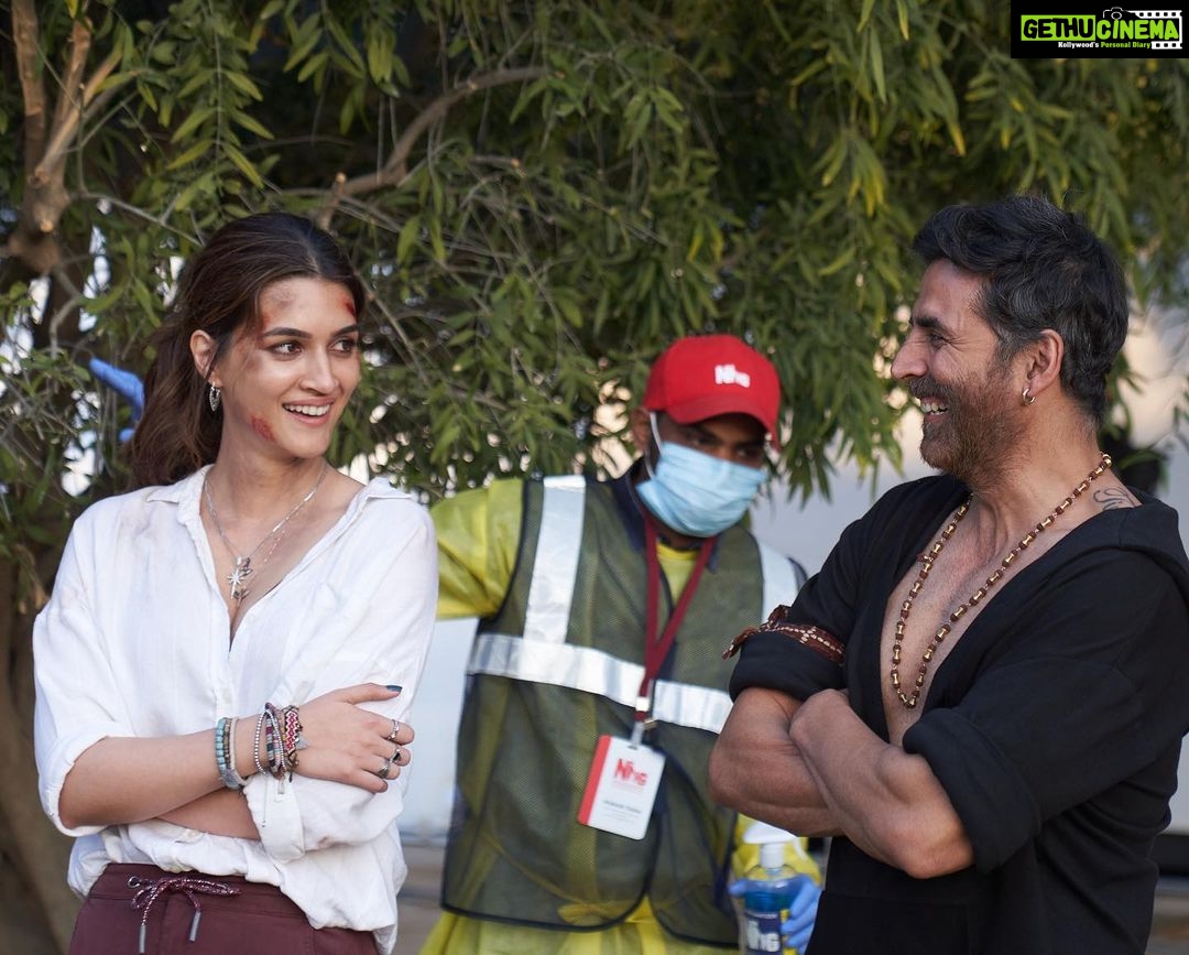 Kriti Sanon Instagram - Going down the memory lane.. BTS Dump! #BachchhanPaandey What a blast we had shooting this film. One of my most fun film schedules.. š„³š I guess that reflects on screen eventually š¤Ŗš @akshaykumar @nadiadwalagrandson @farhadsamji @arshad_warsi @pankajtripathi @wardakhannadiadwala