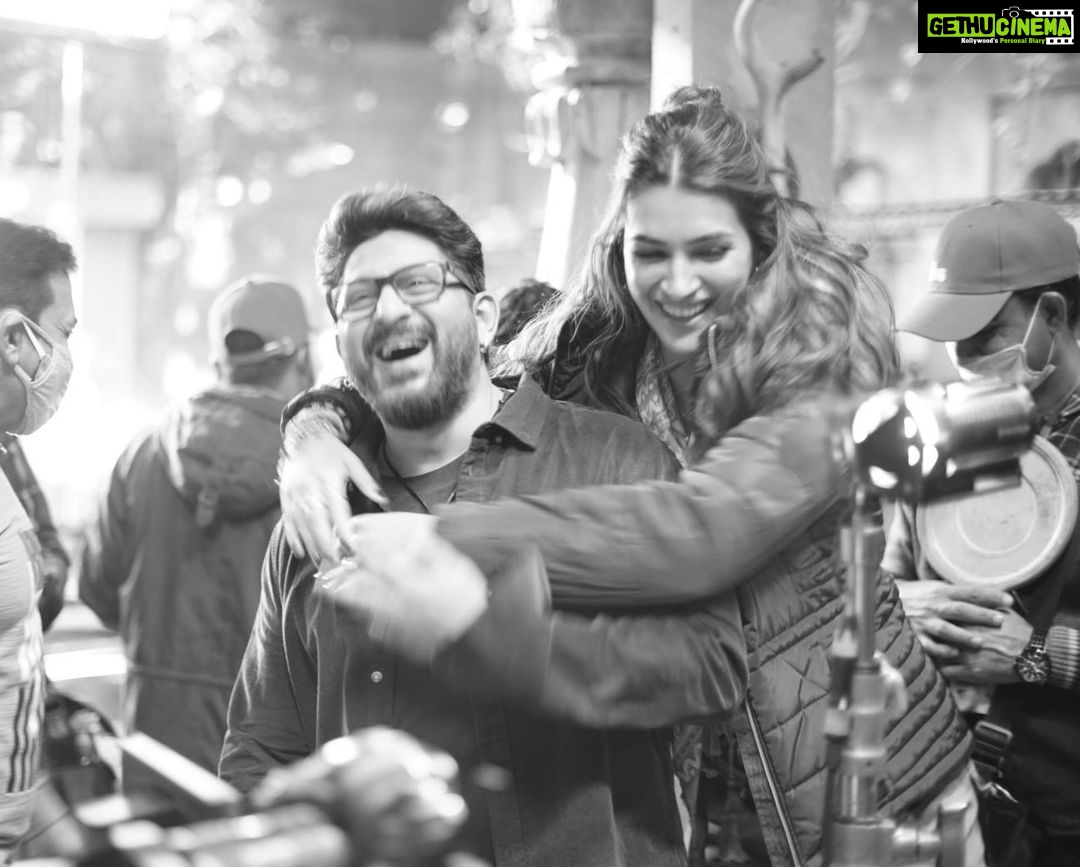 Kriti Sanon Instagram - Going down the memory lane.. BTS Dump! #BachchhanPaandey What a blast we had shooting this film. One of my most fun film schedules.. š„³š I guess that reflects on screen eventually š¤Ŗš @akshaykumar @nadiadwalagrandson @farhadsamji @arshad_warsi @pankajtripathi @wardakhannadiadwala