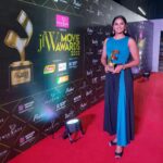 Lakshmi Priyaa Chandramouli Instagram - A big thanks to @jfwdigital for this 'Best Actress - Special Recognition' award for Sivaranjaniyum Innum Sila Pengalum. Very very happy to receive the award from the person who is the reason for this whole thing, @directorvasanth.official sir! Congratulations to all the other winners. Styled by @navadevi.rajkumar MUAH @chisellemakeupandhair Wearing @sameenasofficial #JFWCinemaAwards2022 #StyleWithNava #BestActress #SISPOnSonyLiv #GratitudeAlways #ThankYouUniverse #OnwardsAndUpwards #ActorsLife