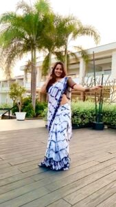 Leesha Instagram - Toooooooo late for the trend 🙈😜🤣 Happy Sunday guys ❤️❤️❤️ 🖤 🖤 🖤 🖤 🖤 🖤 🖤 🖤 🖤 🖤 🖤 🖤 🖤 🖤 🖤 🖤 🖤 🖤 🖤 🖤 🖤 🖤 🖤 🖤 🖤 🖤 🖤 #reelitfeelit #reels #viralreel #trending #trendingreels #fyp #foryou #leesha #reelkarofeelkaro #reel #leeshaeclairs #saree