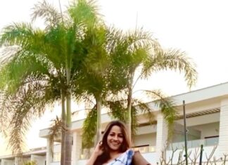 Leesha Instagram - Toooooooo late for the trend 🙈😜🤣 Happy Sunday guys ❤️❤️❤️ 🖤 🖤 🖤 🖤 🖤 🖤 🖤 🖤 🖤 🖤 🖤 🖤 🖤 🖤 🖤 🖤 🖤 🖤 🖤 🖤 🖤 🖤 🖤 🖤 🖤 🖤 🖤 #reelitfeelit #reels #viralreel #trending #trendingreels #fyp #foryou #leesha #reelkarofeelkaro #reel #leeshaeclairs #saree