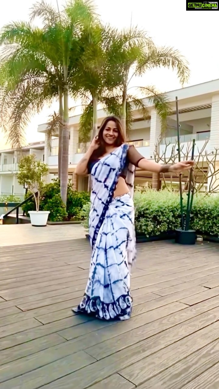 Leesha Instagram - Toooooooo late for the trend 🙈😜🤣 Happy Sunday guys ❤️❤️❤️ 🖤 🖤 🖤 🖤 🖤 🖤 🖤 🖤 🖤 🖤 🖤 🖤 🖤 🖤 🖤 🖤 🖤 🖤 🖤 🖤 🖤 🖤 🖤 🖤 🖤 🖤 🖤 #reelitfeelit #reels #viralreel #trending #trendingreels #fyp #foryou #leesha #reelkarofeelkaro #reel #leeshaeclairs #saree