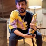 Leon James Instagram - Thanks to Mirchi Music Awards & all the listeners who voted for #Kadhaippoma as the “Song of the Year” 😌🙌🏼❤️ Shoutout to my peeps @ashwath_marimuthu @sidsriram @ko.sesha @ashokselvan @abinaya_selvam @dillibabugovindaraj @sonymusic_south for being amazing 🙏🏼🥂