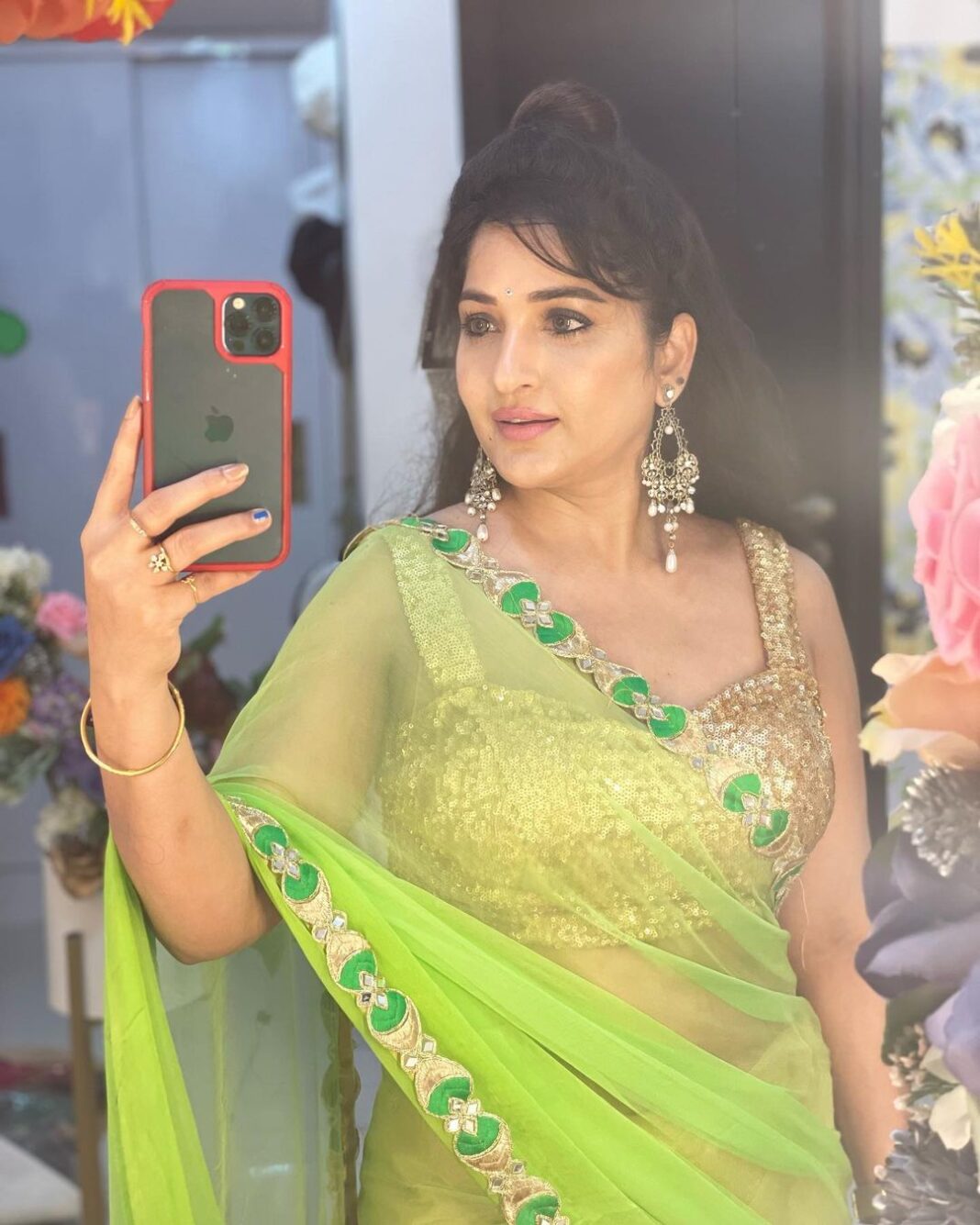 Madhavi Latha Instagram - Oh, hey there. I know who I am. ... It's a good thing But first, let me take a selfie. Hating me doesn't make you look better. 